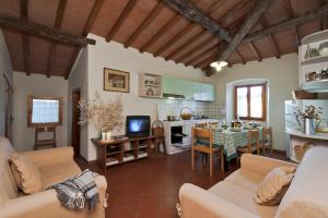 salon z kanapą i jadalnią w obiekcie Castello di Pratelli w mieście Incisa in Val d'Arno