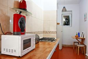 a kitchen with a microwave on top of a counter at apartamento canarias in San Nicolás
