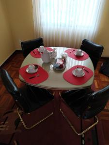 a table with red napkins and cups on top of it at Apartamento Exclusivo VIP in La Paz