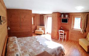 ein Schlafzimmer mit einem Bett und einem Schreibtisch. in der Unterkunft Hotel Paradisia in Cogne
