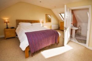 Postel nebo postele na pokoji v ubytování Red Deer Cottage near Connemara National Park in Letterfrack