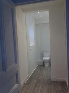 ミヨーにあるAppartement Villa LES TILLEULSのドア付きの部屋のバスルーム(トイレ付) +17枚の写真