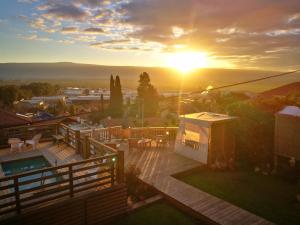 uma vista para o pôr-do-sol numa casa com um deque em ronit's place em Qiryat Shemona