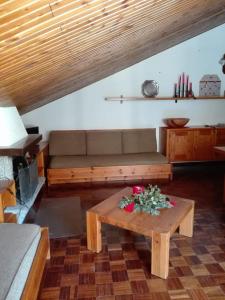 a living room with a couch and a coffee table at Mansarda condominio Royal in Valtournenche