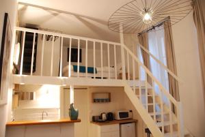 圖盧茲的住宿－Le typique - coeur de ville，白色的楼梯,位于带大窗户的厨房