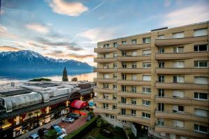 Ce grand bâtiment offre une vue sur le lac et les montagnes. dans l'établissement ☆ Central Apartment with Montreux View ☆, à Montreux