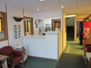 una sala de espera con un mostrador en un hospital en Aleeda Motel, en Prince Rupert
