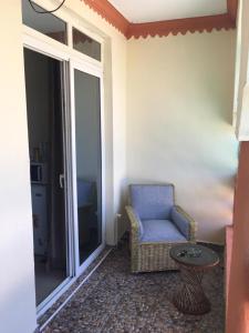 蒙巴薩的住宿－Le Paradis Nyali，客厅配有椅子和桌子