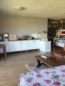 ein Wohnzimmer mit einem Sofa und einem Tisch in der Unterkunft Windhoek Rural Self Catering in Voigtland