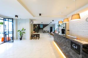 合艾Get GuestHouse 2 ( Sangsri soi 4)的大楼的大堂,设有用餐区
