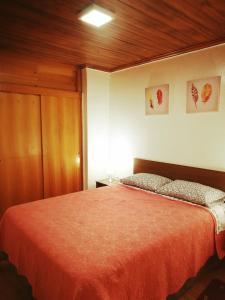 sypialnia z dużym łóżkiem w pokoju w obiekcie Habitaciones Mar Azul w mieście El Quisco