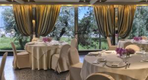 Restoran või mõni muu söögikoht majutusasutuses Hotel Ambasciatori