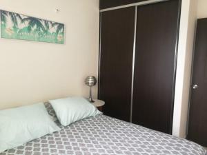 Postel nebo postele na pokoji v ubytování Playa La Barqueta , Las Olas Tower Front