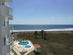 uma vista para a praia a partir de uma varanda de um edifício em Playa La Barqueta , Las Olas Tower Front em David