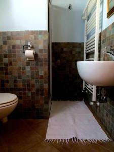 y baño con lavabo y aseo. en Apartment with privat garden, en Montegabbione