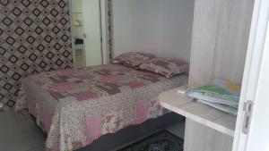 Dormitorio pequeño con cama y espejo en Cobertura duplex com piscina a beira-mar de Guaxuma en Maceió