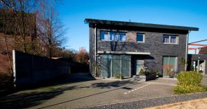 a brick house with windows on a street at Luxe Gastenverblijf ERA Studio's in Venray