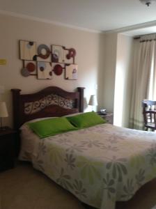 Un pat sau paturi într-o cameră la Hotel Castellana Inn
