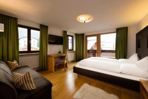 Postel nebo postele na pokoji v ubytování Hotel Sandhof + 37 fotografií
