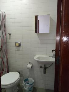 ห้องน้ำของ Apto confortável de 3 quartos-Cabo Frio