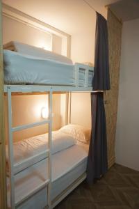 Postel nebo postele na pokoji v ubytování Khoksametchun Hostel
