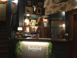 薩連特加列戈的住宿－Hotel Boutique Balaitus，餐厅的酒吧,前面有标牌