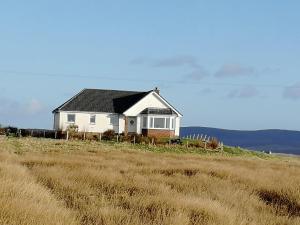 Gallery image of The Fisherman's Snug North Uist in Paible