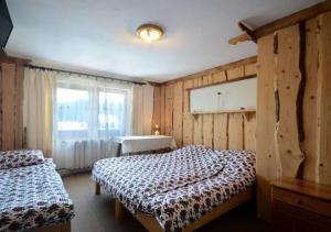 En eller flere senge i et værelse på Pokoje u Petra