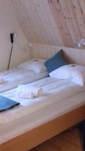 Postel nebo postele na pokoji v ubytování Holmvik Brygge Nyksund
