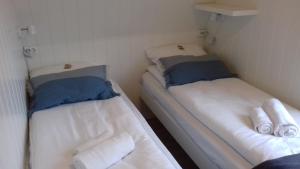 Postel nebo postele na pokoji v ubytování Holmvik Brygge Nyksund