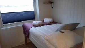 Postel nebo postele na pokoji v ubytování Holmvik Brygge Nyksund