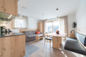 uma cozinha e uma sala de estar com uma mesa em Residence Pitzinger em Falzes