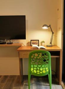 A television and/or entertainment centre at See U Tainan Apartment