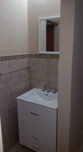 W łazience znajduje się biała umywalka i lustro. w obiekcie ALQUILER TEMPORARIO VILLA UNION w mieście Villa Unión