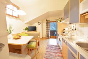 A kitchen or kitchenette at Warterhof