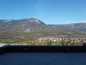 vistas a una montaña desde el techo de una casa en B & W KRIŽ, en Ajdovščina