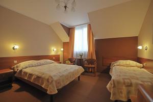 A bed or beds in a room at Hotel Baranowski