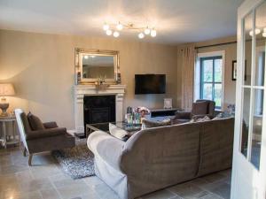 sala de estar con sofá y chimenea en Beechwood 4, Kenmare - stay for more than 15 days, en Killowen