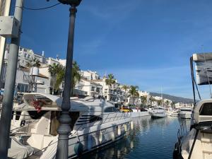 grupa łodzi zacumowanych w przystani w obiekcie Balcón de Estepona w mieście Estepona