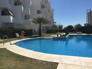 duży basen przed budynkiem w obiekcie Balcón de Estepona w mieście Estepona