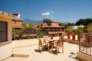 patio con mesa y sillas en el balcón en Villas Casa Divina At San Felipe Church Area, en Oaxaca City
