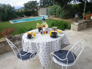 una mesa con comida y bebidas en el patio en La mordorée, en La Motte-dʼAigues