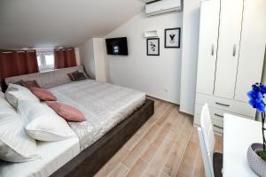 Postel nebo postele na pokoji v ubytování Apartments Miki 2