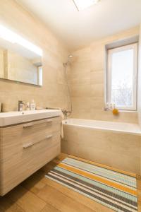 La salle de bains est pourvue d'un lavabo, d'une baignoire et d'une fenêtre. dans l'établissement Newly renovated, Full Equipped and Quiet Apartment, à Trnava