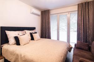 - une chambre avec un lit doté d'oreillers et d'une fenêtre dans l'établissement Newly renovated, Full Equipped and Quiet Apartment, à Trnava