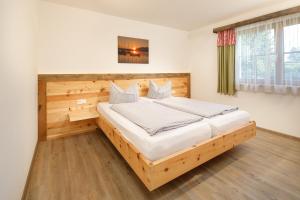 - une chambre avec un lit en bois dans l'établissement Chalet SEE-Idyll, à Dietringen