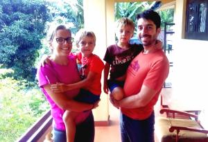 康提常青公寓的男女和两个孩子摆出一张照片