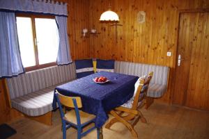 ein Esszimmer mit einem Tisch und einer Obstschale darauf in der Unterkunft Ferienhaus Forellenwirt in Grünbach