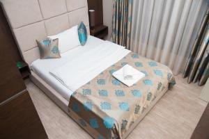En eller flere senger på et rom på Hotel Crystal