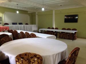 TV a/nebo společenská místnost v ubytování International Hotel, Yaoundé